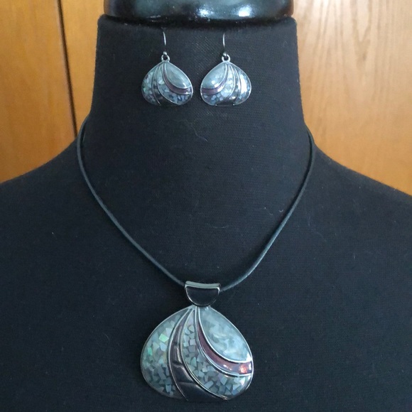 Lia Sophia Jewelry - ❤️MARK DOWN❤️Lia Sophia Necklace & Earrings